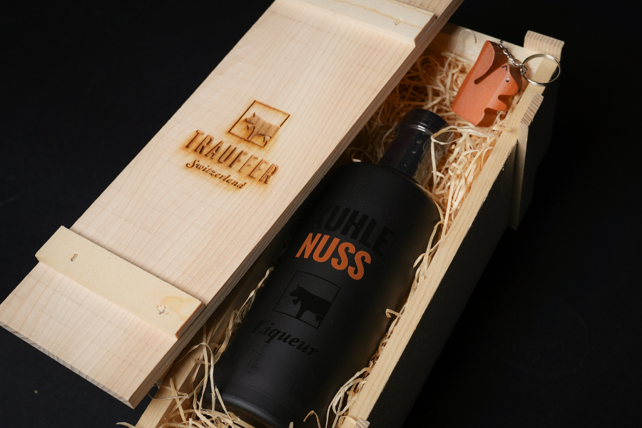 Trauffer Kuhle Nuss Liqueur in Holzkiste mit Trauffer Eichhörnli